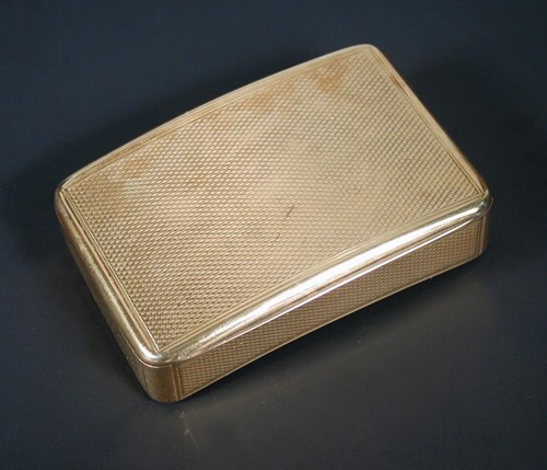 Lot 396 - An 18ct gold engine turned snuff box