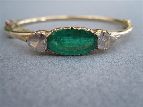 Lot 209 - An impressive emerald and diamond three stone hinged bangle