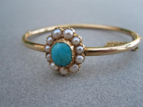 Lot 208 - A turquoise and pearl cluster hinged bangle