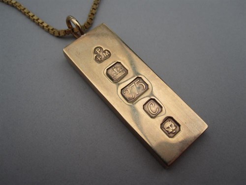 Lot 159 - A Jubilee 9ct gold ingot pendant and chain