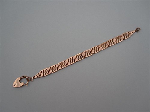 Lot 153 - A period 'hurdle' link bracelet