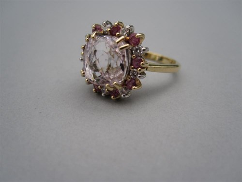 Lot 151 - An 18ct gold kunzite ring with pink and white sapphires
