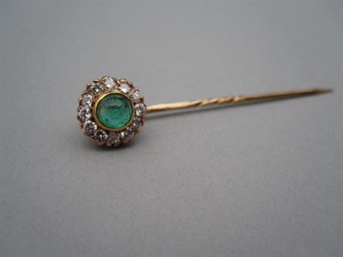 Lot 206A - An 9ct gold emerald and diamond stickpin