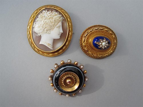 Lot 192 - A collection of three Victorian brooches