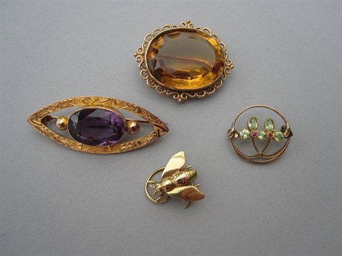 Lot 162 - A collection of four gemset and gold brooches