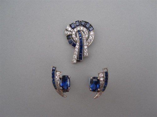 Lot 189 - A sapphire and diamond brooch and earring suite