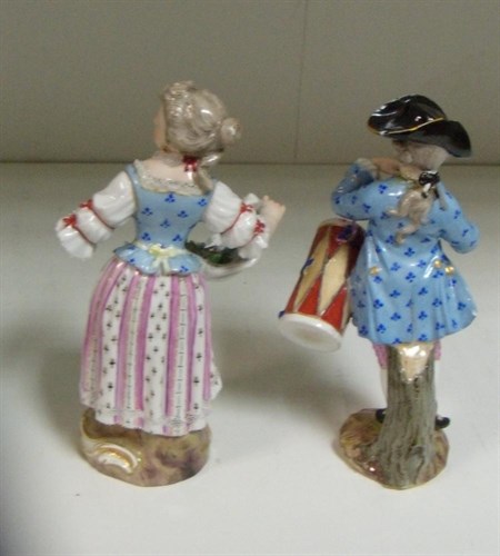 Lot 41 - A 20th century Meissen figure of a drummer and of a lady with flowers