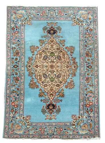Lot 942 - A Kashan Persia wool rug