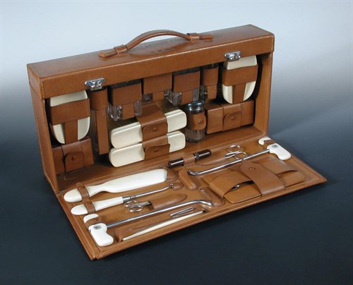 Lot 367 - A Gentleman's pigskin travelling case