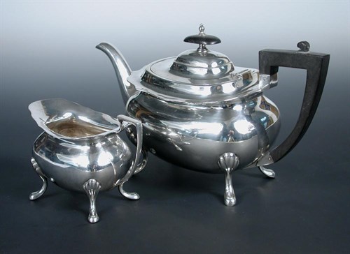 Lot 348 - A silver teapot and milk jug