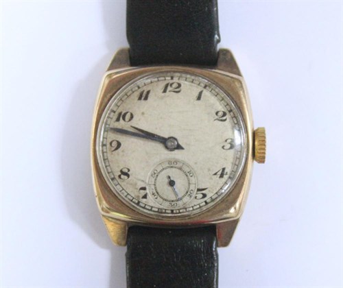 Lot 274 - A 1930's gentleman's 9ct gold cased wristwatch
