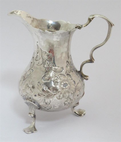 Lot 414 - A George III silver cream jug