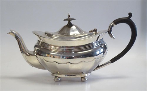 Lot 374 - A silver teapot