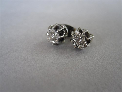 Lot 144 - A pair of diamond earstuds