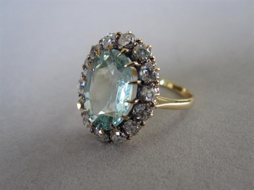Lot 212 - An aquamarine and diamond ring