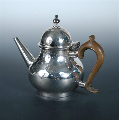 Lot 362 - A George I silver pear shaped teapot