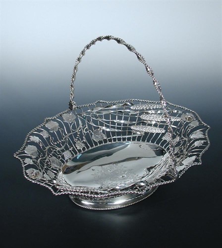 Lot 418 - A George III silver basket
