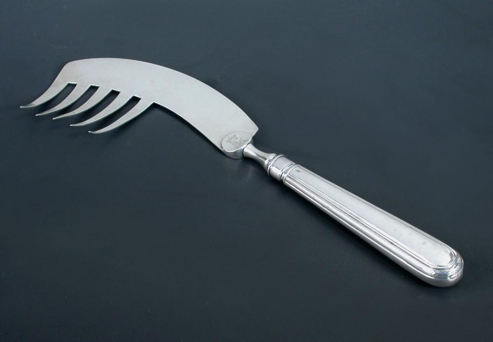 Lot 311 - A George III silver fish server