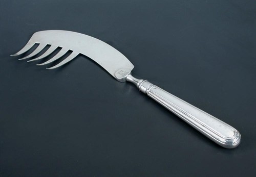 Lot 311 - A George III silver fish server