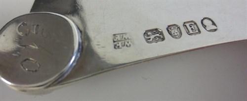 Lot 311 - A George III silver fish server