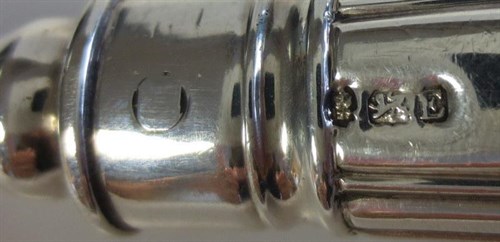 Lot 311 - A George III silver fish server