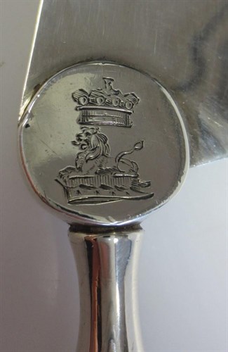 Lot 311 - A George III silver fish server