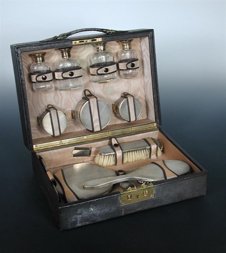 Lot 347 - A dark brown leather lady's travelling case