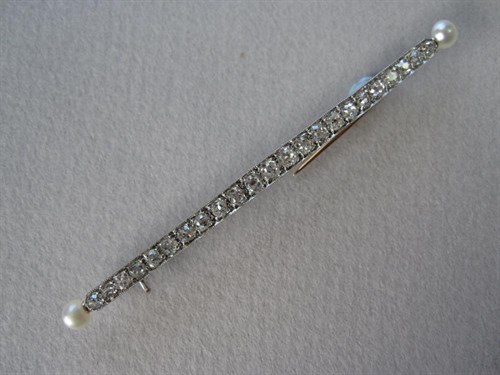 Lot 191 - An early 20th century diamond and pearl bar brooch