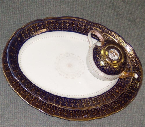 Lot 42 - Two early 20th century Meissen platters and a tea pot