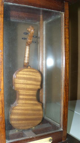 Lot 652 - A miniature violin by Edwin Moss of Romford, dated 1932
