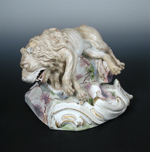 Lot 44 - An 18th century Meissen figure of a dying lion