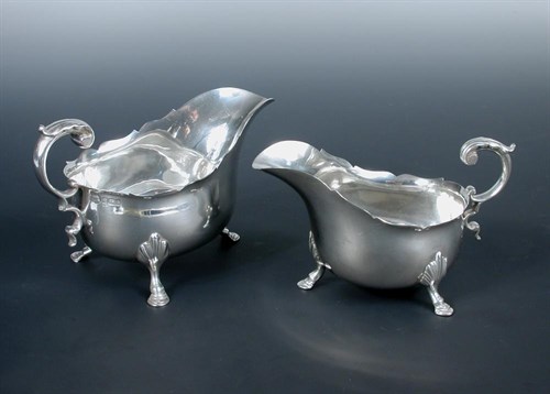 Lot 373 - A pair of Edwardian silver sauce boats