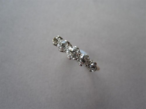 Lot 146 - A five stone diamond ring