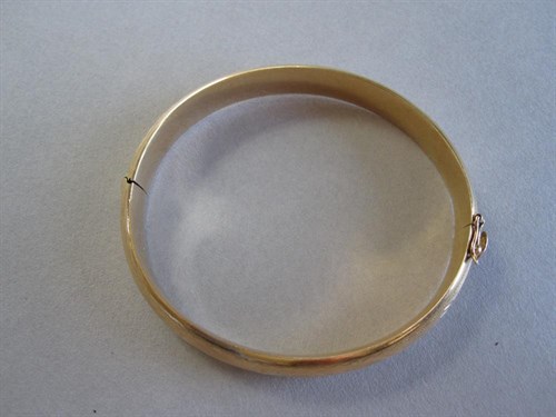 Lot 114 - A hinged bangle with bright cut decoration