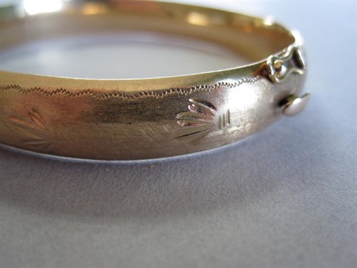 Lot 114 - A hinged bangle with bright cut decoration