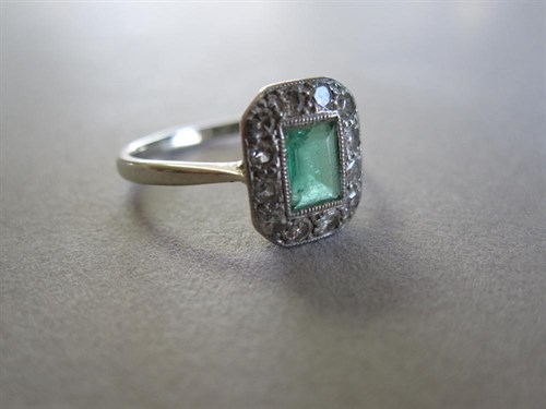 Lot 215 - An Art Deco emerald and diamond ring