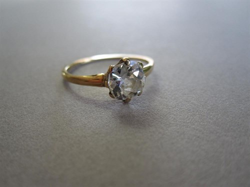 Lot 122 - An old cushion cut diamond single stone ring