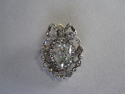 Lot 141 - A late 19th or early 20th century pendeloque diamond brooch / pendant