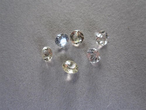 Lot 150 - A parcel of six loose sapphires