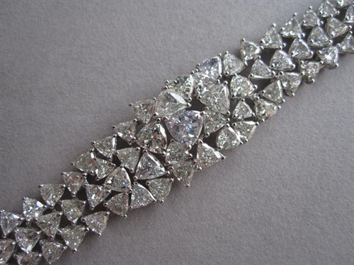 Lot 235 - An unusual bracelet of trilliant cut diamonds