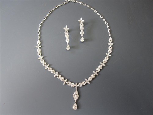 Lot 178 - A diamond necklace & earpendant suite