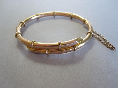 Lot 119 - A hinged bangle stamped '15ct'