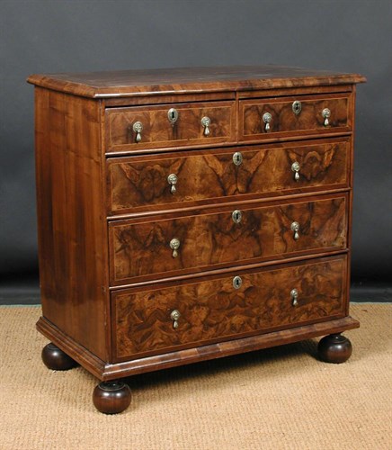 Lot 822 - A Queen Anne walnut chest of drawers