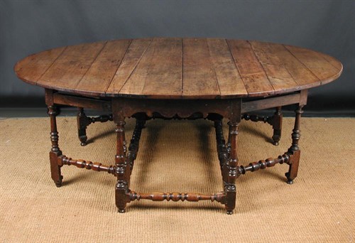 Lot 818 - A late 17th century oak gateleg table, circa 1680